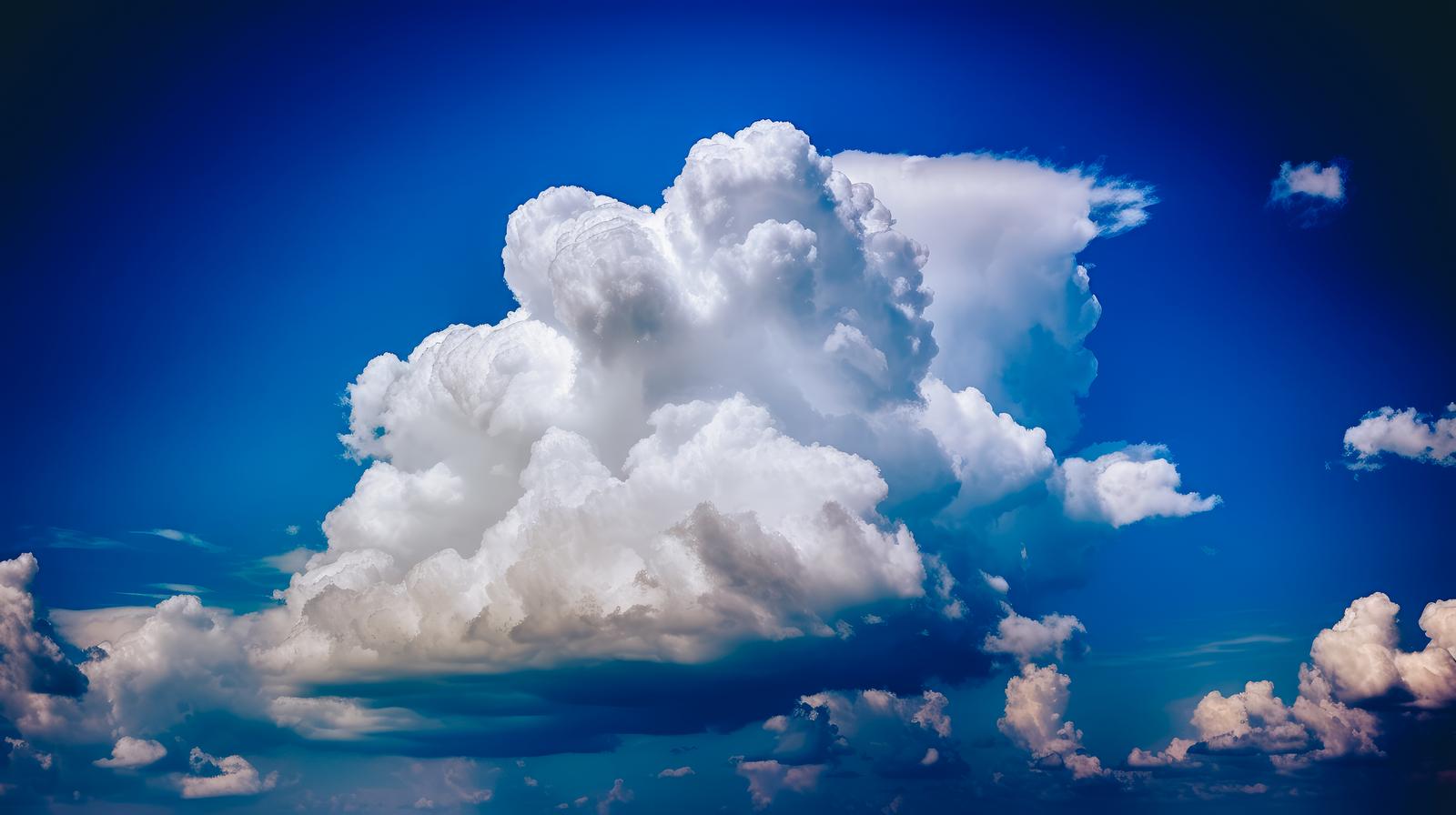 白く盛り上がった大きな積乱雲が青い空に浮かぶ
