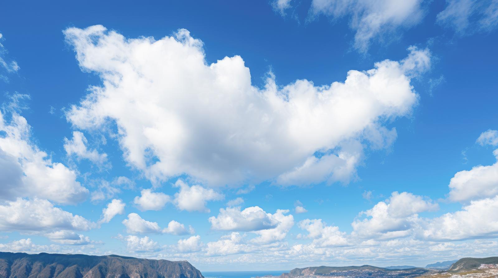 島と青空に白い雲が浮かぶ晴天の海辺風景