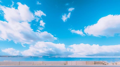 海岸沿いから眺める入道雲と大空の景観、真夏の白い雲