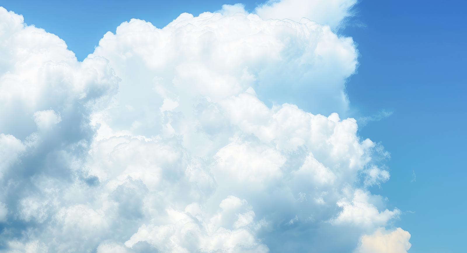 青い空に白い積乱雲がもこもこと湧き立つ様子