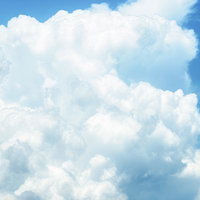 もこもことした積乱雲が湧き立つ青い空と夏の晴天の写真