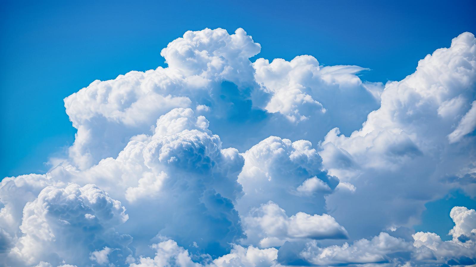 真夏の青空に盛り上がる大きな入道雲と積乱雲