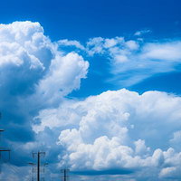 夏日に立つ電柱と大きな積乱雲の青空風景の写真