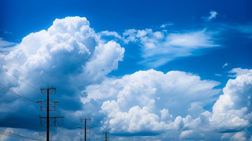 夏日に立つ電柱と大きな積乱雲の青空風景