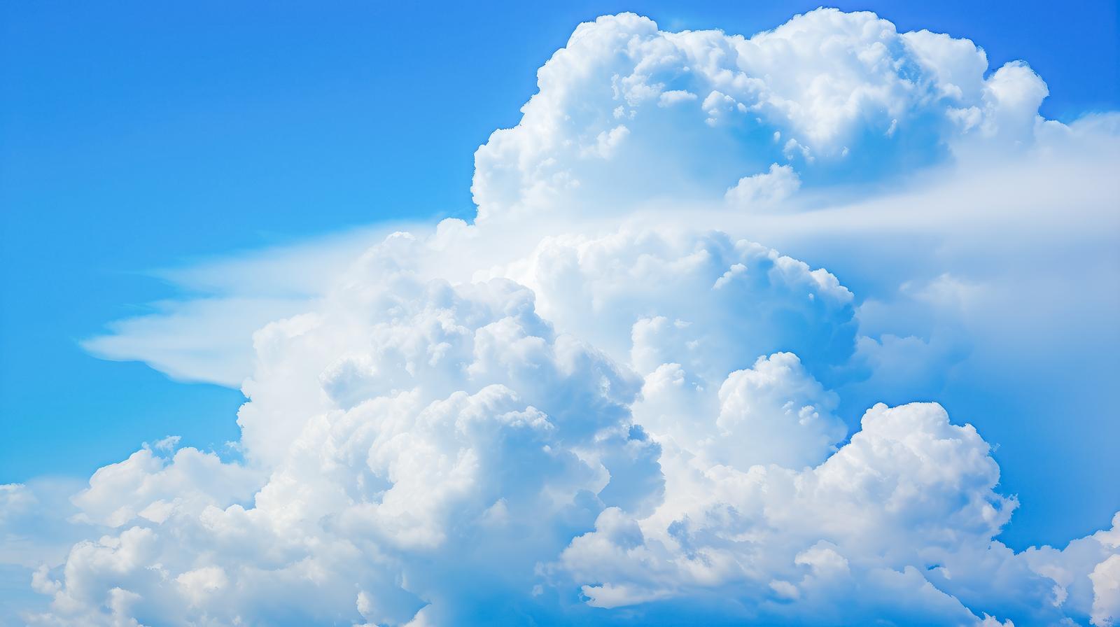 青空に白くそびえ立つ入道雲と積乱雲