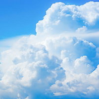 澄んだ青空に立ち上がる夏の入道雲と積乱雲の写真
