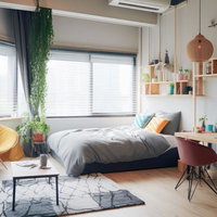 朝光が注ぐ観葉植物とデスク付きベッドルームの新しい一日の始まりの写真