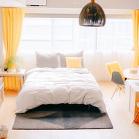 モダンな新生活の寝室空間 白を基調とした一人暮らしの部屋の写真