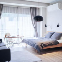 新生活の幕開け快適な暮らしの広々としたベッドルームの写真