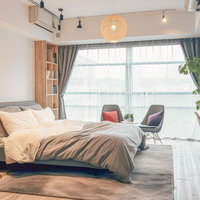 採光たっぷりの一人暮らし向けモダンなインテリアルームの写真