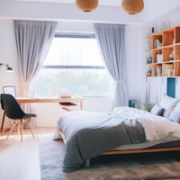 快適な一人暮らしの始まり、採光の良い寝室インテリアの写真