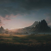 早朝の静寂と草原に立つ山々 - 夜明けの朝焼け風景の写真