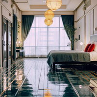 ホテルのスイートルームにある高級ベッドとラグジュアリーな寝室空間の写真