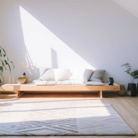 自然光が差し込むミニマルなワンルームリビングの写真