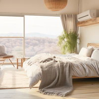 見晴らしの良い窓辺のワンルーム - 自然光が心地よい山景色を望む空間の写真