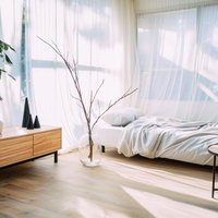 自然光が差し込む開放的なワンルームのレイアウトの写真