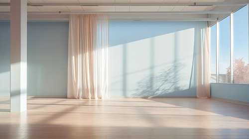 大きな窓から自然光が差し込む広々としたリビング