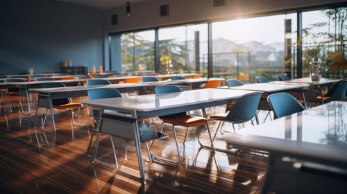 長机と大窓の光が創るレンタルオフィスの会議室ワークスペース