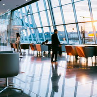 IT系企業のモダンなオフィスロビーを照らす夕日の光景の写真