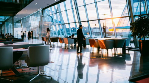 夕暮れ時の高層ビルロビー、大きな窓から望む景観