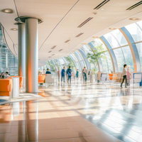 開放的なガラス張りのオフィスビルロビーラウンジの写真