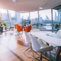 夕日が差し込む高層オフィスのガラス張り会議室の写真