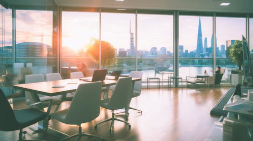 日没間際の高層オフィスビルの会議室でのビジネス打ち合わせシーン