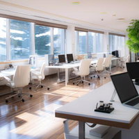 透明性と開放感でビジネスを刷新するモダンオフィスデスクの写真