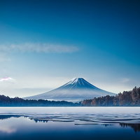凍った湖と雄大な雪山の冬景色 - 澄み切った冬の風景の写真
