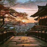 丘上の日本家屋と夕焼けに染まる町並み、秋の景観の写真