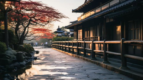 紅葉と和風建築が映る雨上がりの参拝路、朝日に照らされた石畳