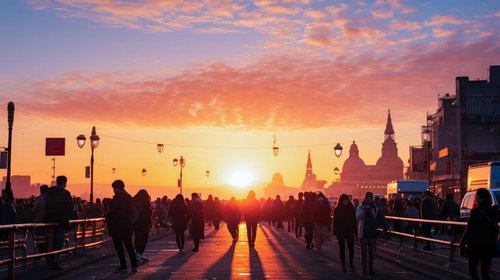 初日の出に集まる人々の夜明け、橋の上で新年を拝む群衆のシルエット