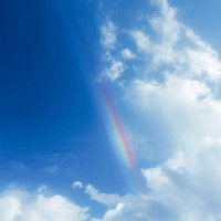 虹が架かる青空と白い雲の天空風景の写真