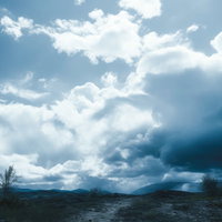 悪天候の予感漂う雄大な雲と山々の風景、暗い雨雲と積乱雲が支配する天空の写真