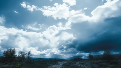 悪天候の予感漂う雄大な雲と山々の風景、暗い雨雲と積乱雲が支配する天空
