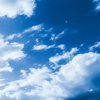 青空に広がる白い雲（AI生成）の写真