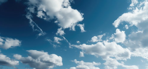 青空に流れる白い雲の爽やかな風景