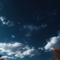 青空に浮かぶ惑星と白い雲の星空 夜間の天体風景の写真