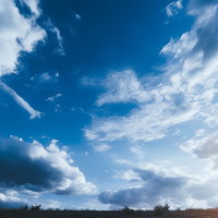 日の出から夕暮れまで、刻々と変わる青空と雲の風景の写真