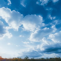 陽が昇りくり返す青空と雲、朝焼けから夕焼けへ移ろう空の風景の写真
