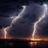 首都に落ちた稲光が走る雷雲と大都市の夜景の写真