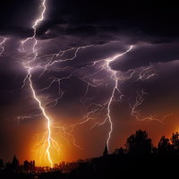 大都市の夜空に走る大きな落雷と暗紫色の雲層の写真