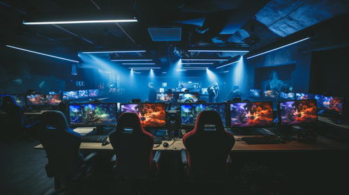 青い照明に照らされたズラリと並ぶPCゲーム機のeスポーツ施設