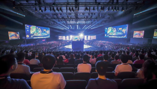 eスポーツイベント会場で熱狂するオーディエンスと青い照明