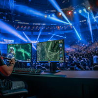 eスポーツ大会会場の大勢の観客とスクリーンの写真