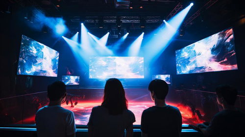 大画面を見ながら観戦するeスポーツイベントの会場