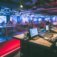 eスポーツ施設でPCゲームをプレイする参加者と運営スタッフの写真