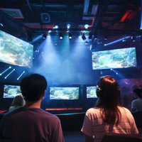 巨大スクリーンの下、熱く選手を応援する観客たちの会場の写真