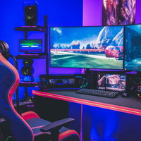 eスポーツ色に染まるネオンライト照らすゲーミング環境の写真