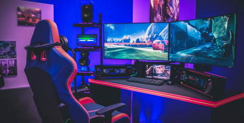 eスポーツ色に染まるネオンライト照らすゲーミング環境